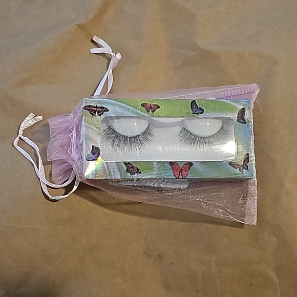 Makeup - Picture 2 of 4